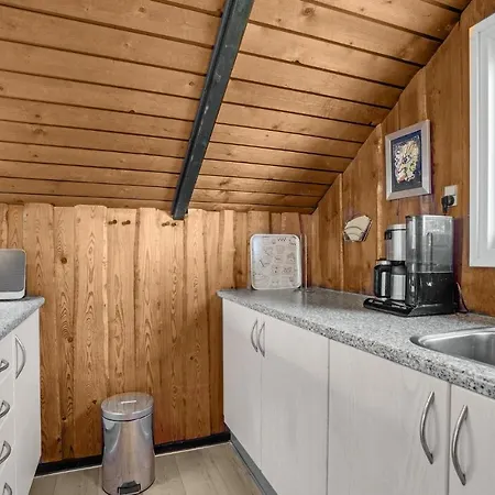 3 Bedroom Lovely In Holiday home