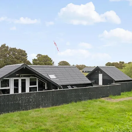 3 Bedroom Lovely In Holiday home